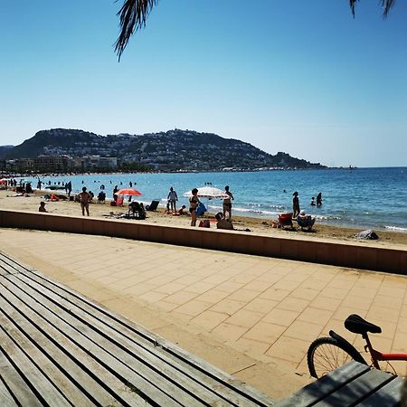 Spacieux Appartement Rose Front Mer Et Piscine Rosas Exterior foto