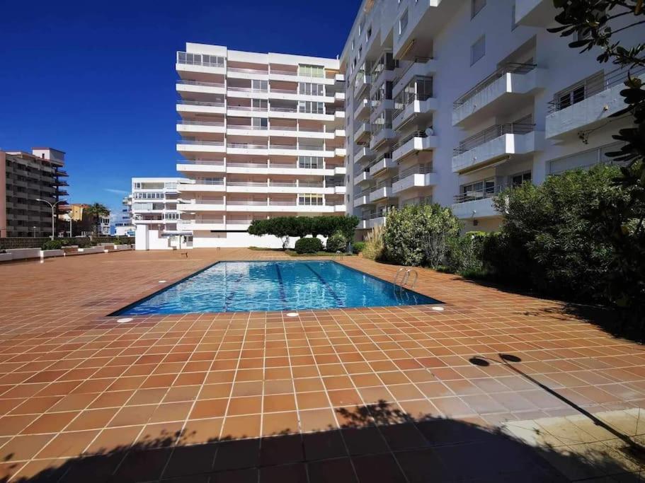 Spacieux Appartement Rose Front Mer Et Piscine Rosas Exterior foto