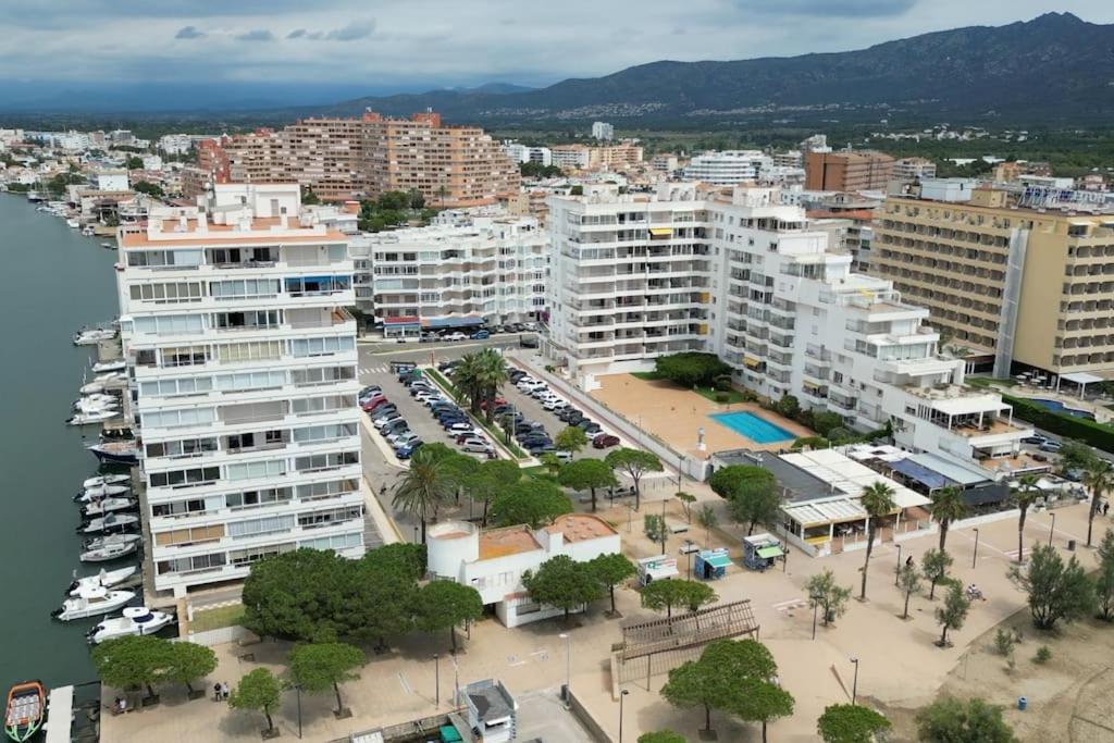 Spacieux Appartement Rose Front Mer Et Piscine Rosas Exterior foto