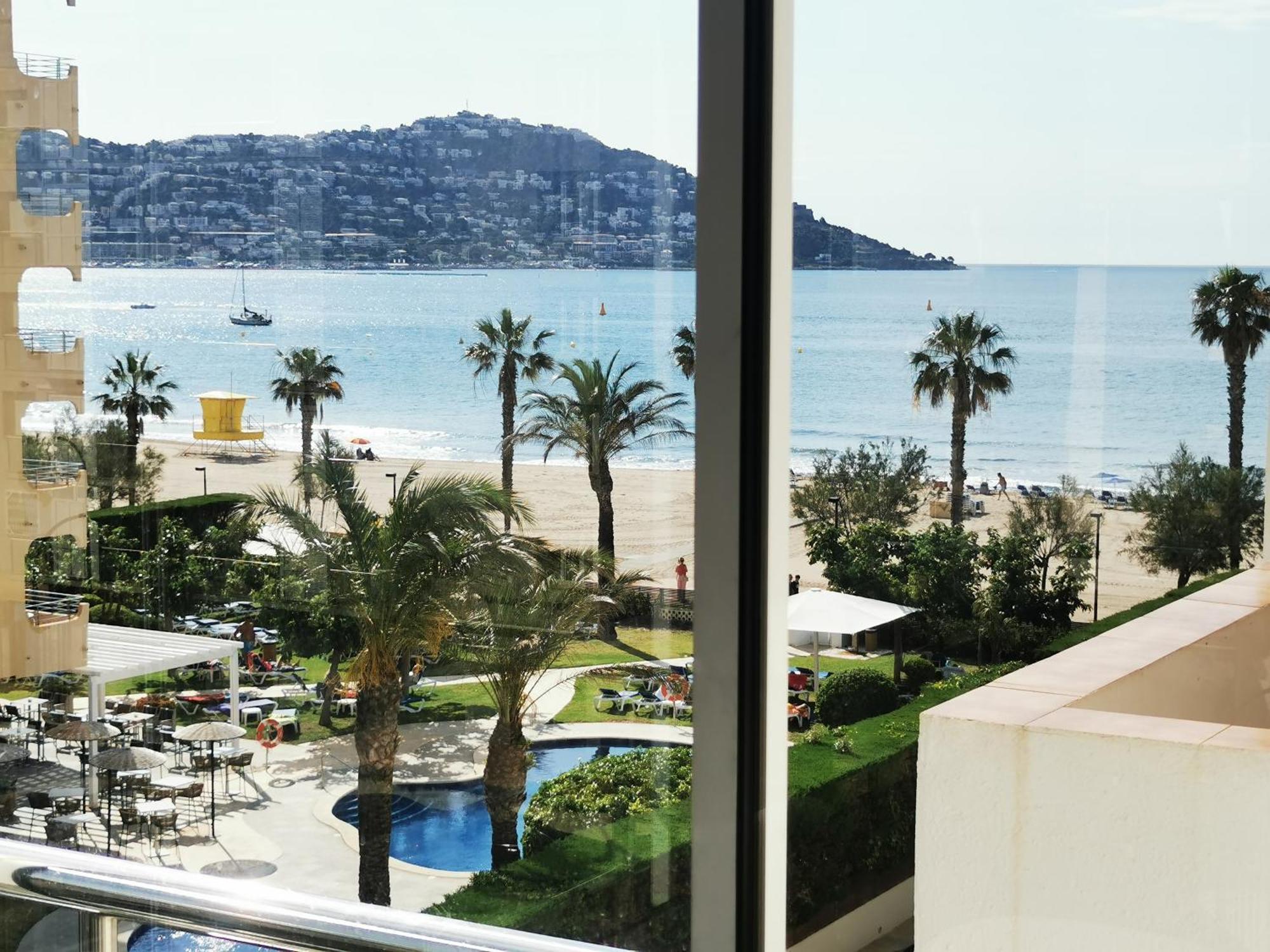 Spacieux Appartement Rose Front Mer Et Piscine Rosas Exterior foto