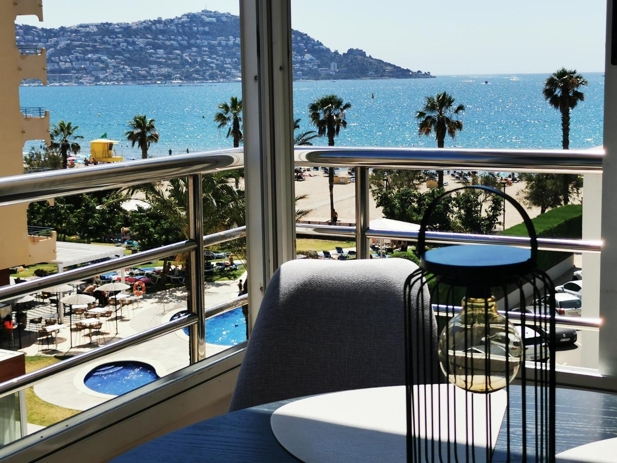 Spacieux Appartement Rose Front Mer Et Piscine Rosas Exterior foto